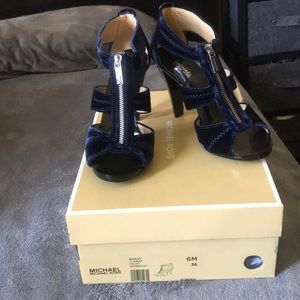 Michael Kors Berkley T- strap velvet 😍👠